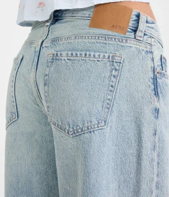 Super Low-Rise Ultra Wide Leg Jean